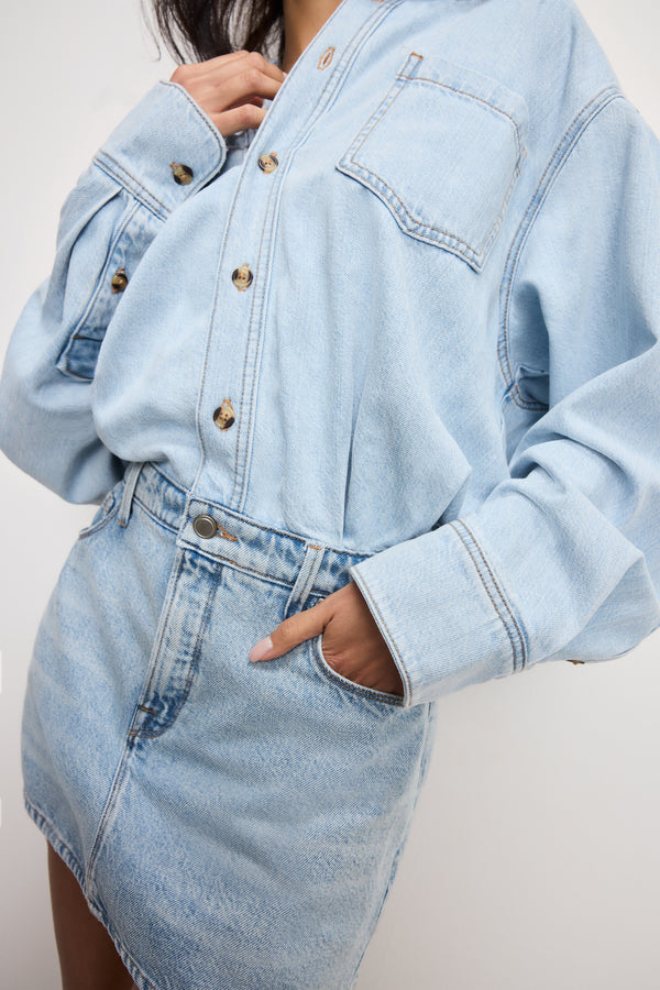 DENIM SHIRT DRESS | INDIGO795-4 | GOOD AMERICAN | MODEL
