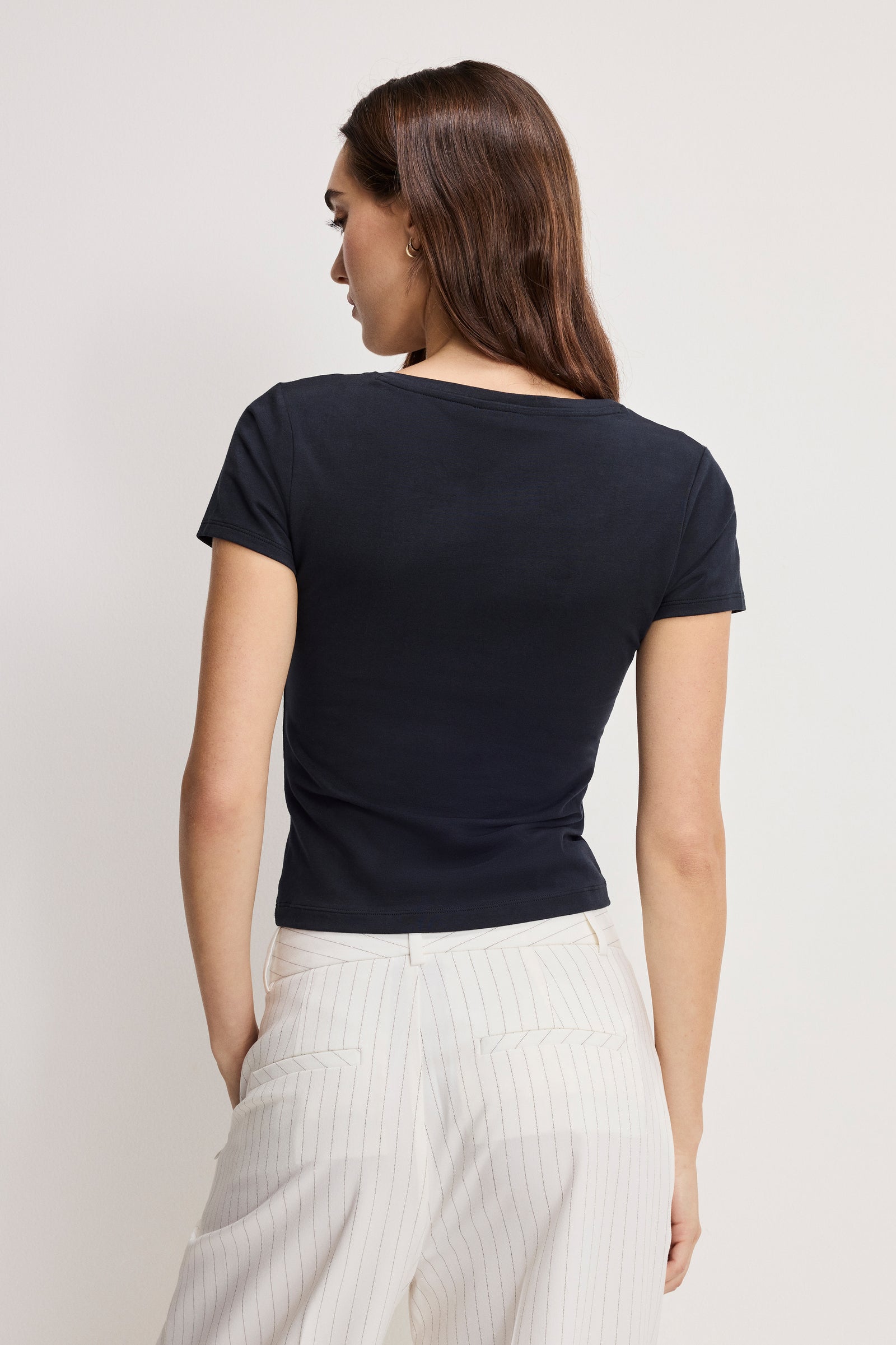 SUPER STRETCH V NECK BABY TEE | BLACK001