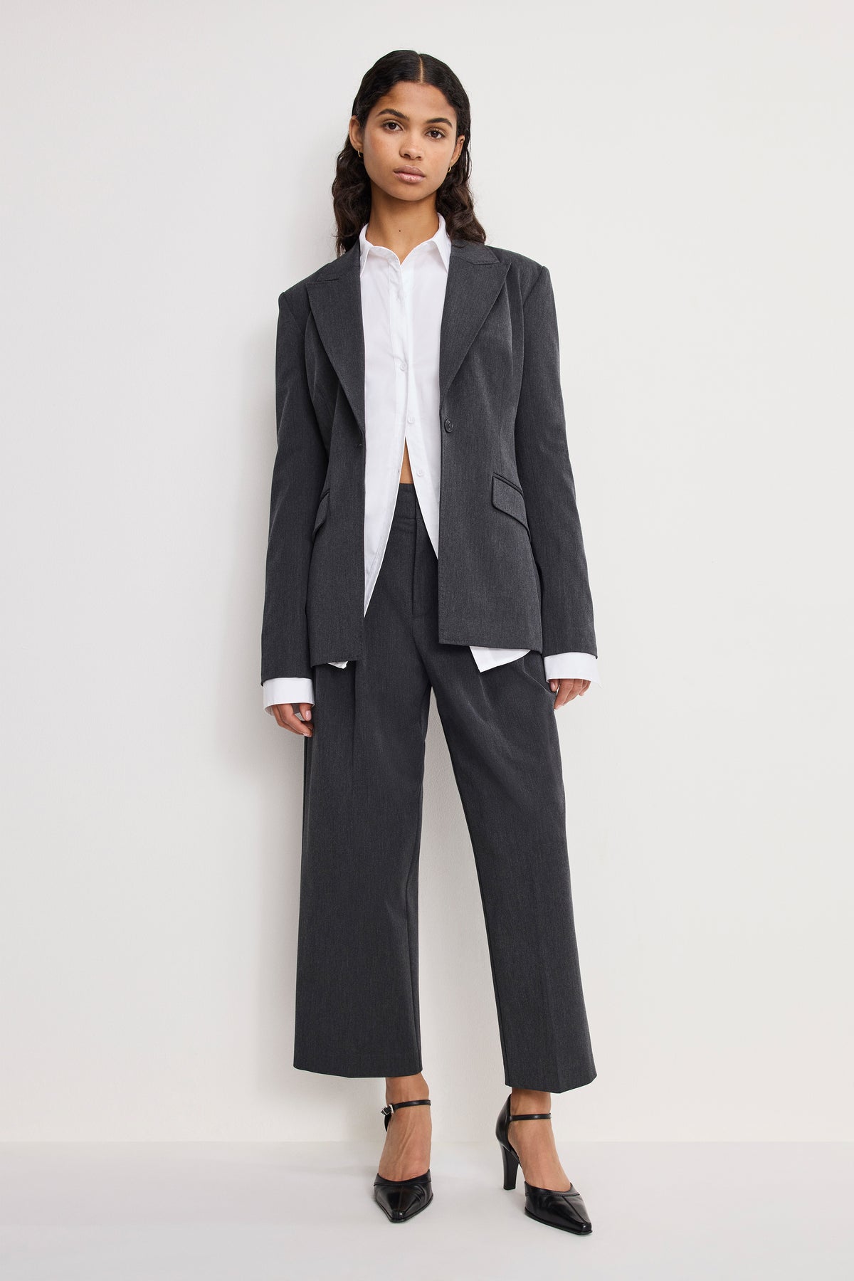 ESSENTIAL SUITING PLEATED CROPPED TROUSERS | DARK HEATHER GRAY