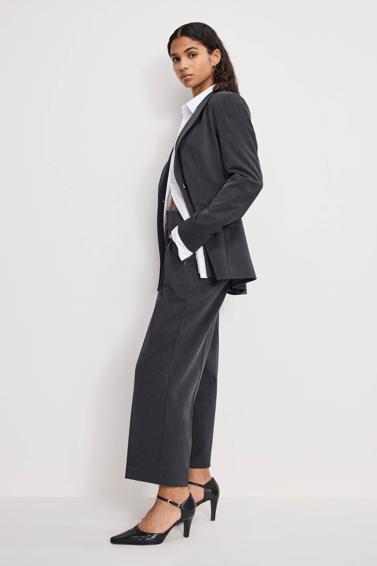 ESSENTIAL SUITING PLEATED CROPPED TROUSERS | DARK HEATHER GRAY
