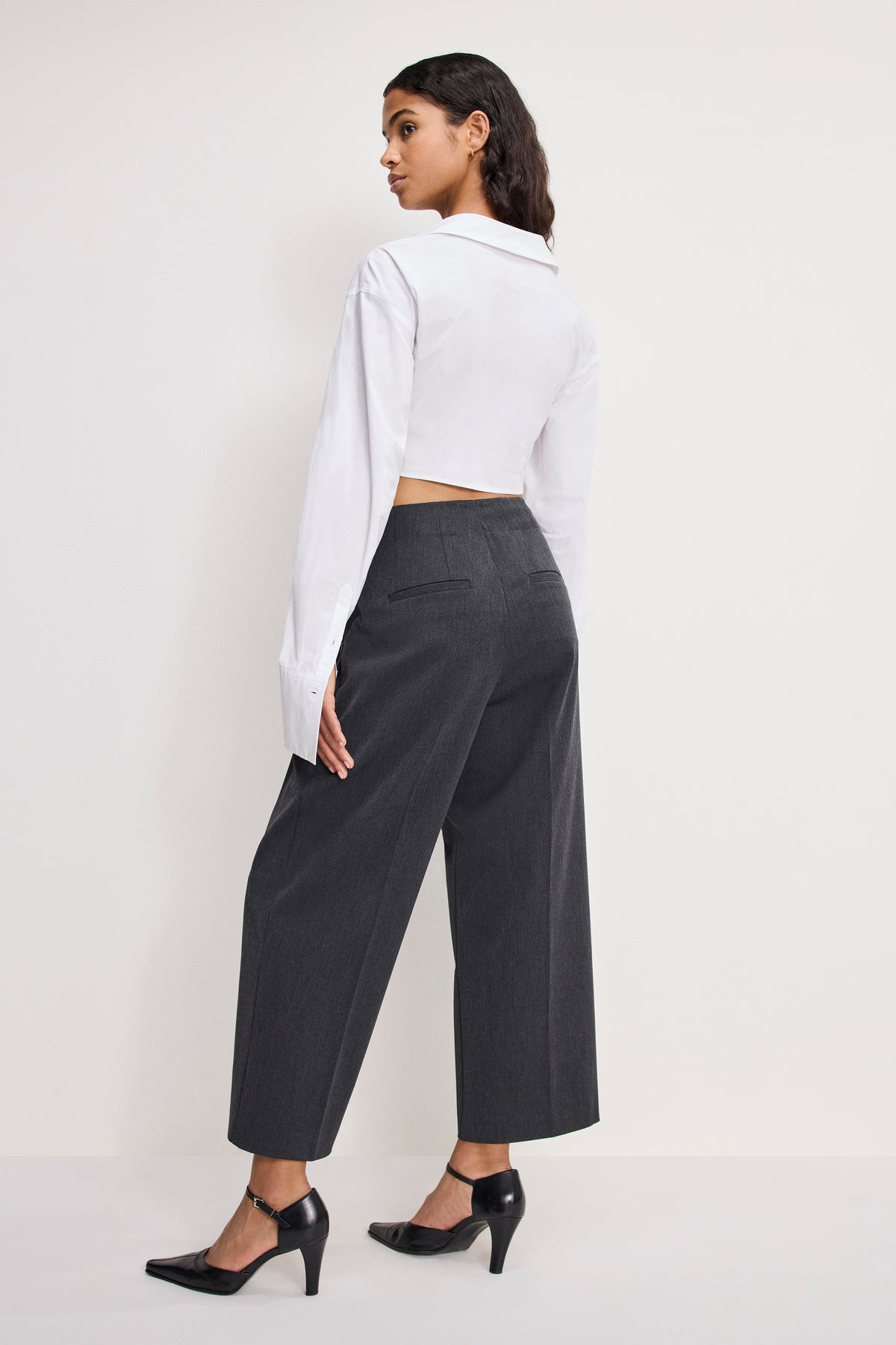 ESSENTIAL SUITING PLEATED CROPPED TROUSERS | DARK HEATHER GRAY