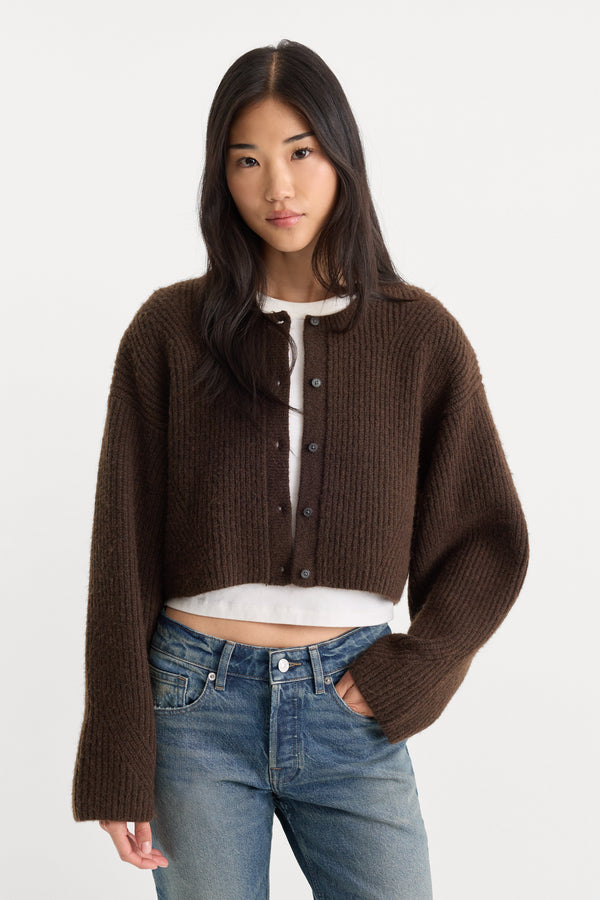 THE CHUNKY KNIT CARDIGAN | ESPRESSO-1 | GOOD AMERICAN | MODEL