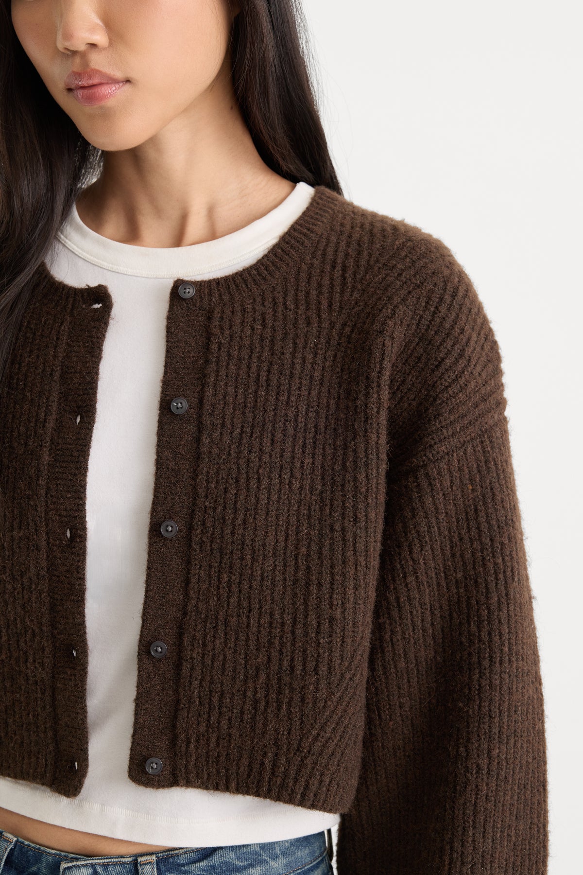 THE CHUNKY KNIT CARDIGAN | ESPRESSO-2 | GOOD AMERICAN | MODEL
