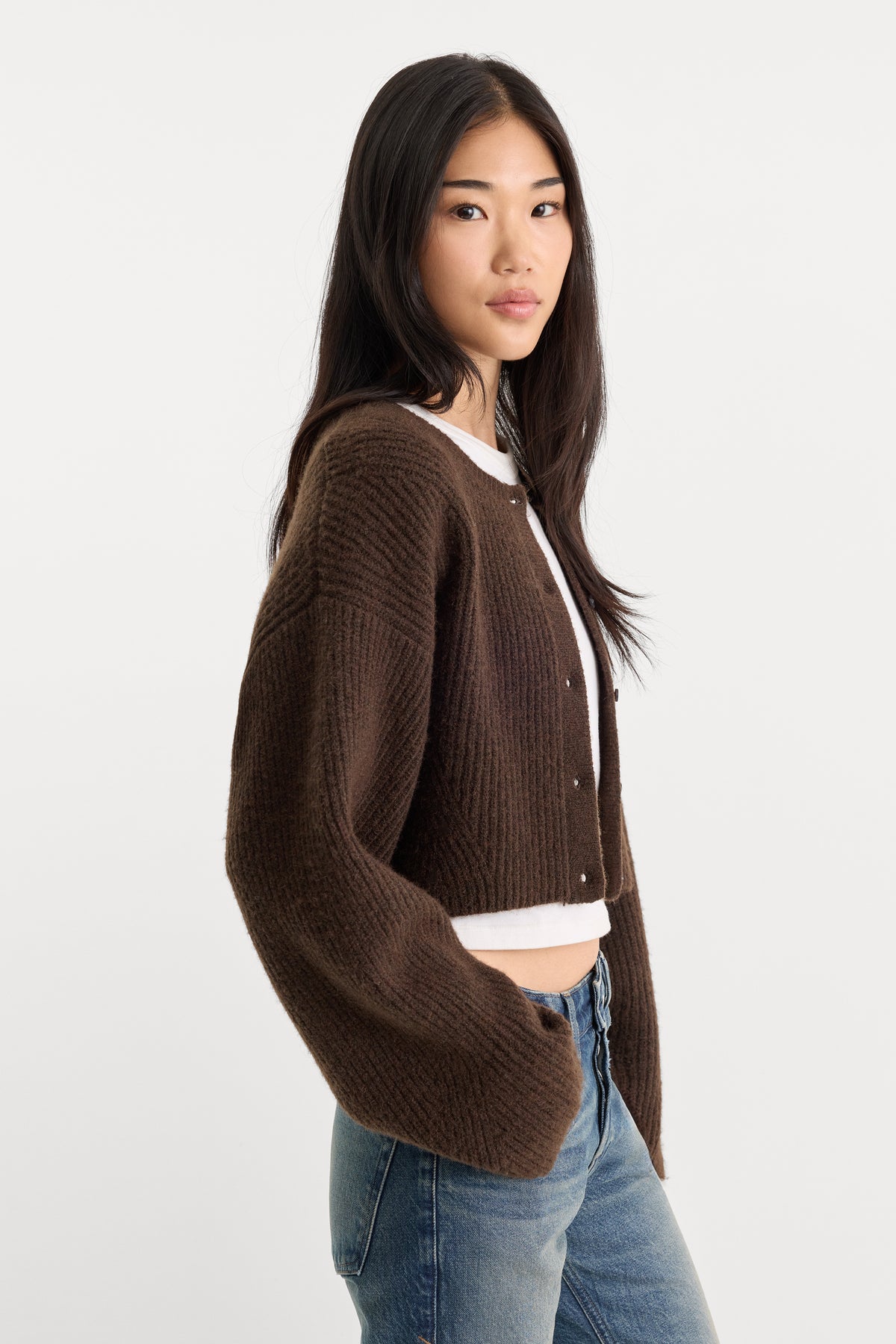 THE CHUNKY KNIT CARDIGAN | ESPRESSO-3 | GOOD AMERICAN | MODEL