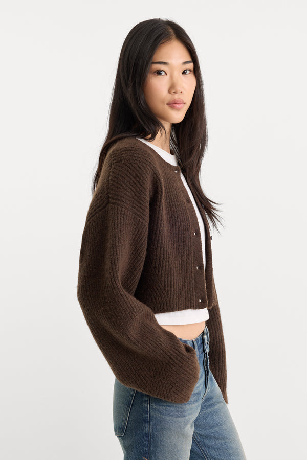 THE CHUNKY KNIT CARDIGAN | ESPRESSO-3 | GOOD AMERICAN | MODEL