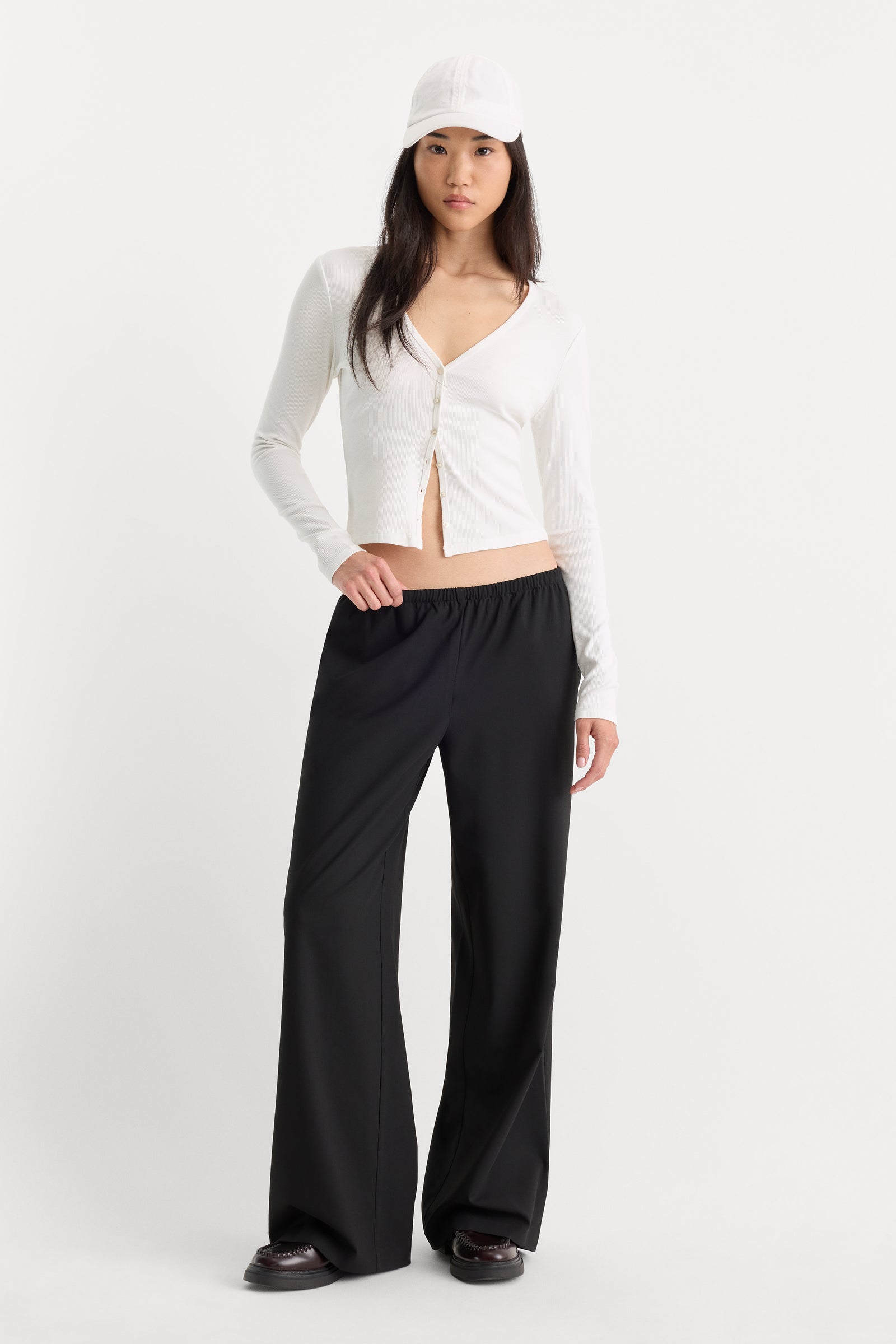 THE RIB V NECK CARDIGAN | CHALK