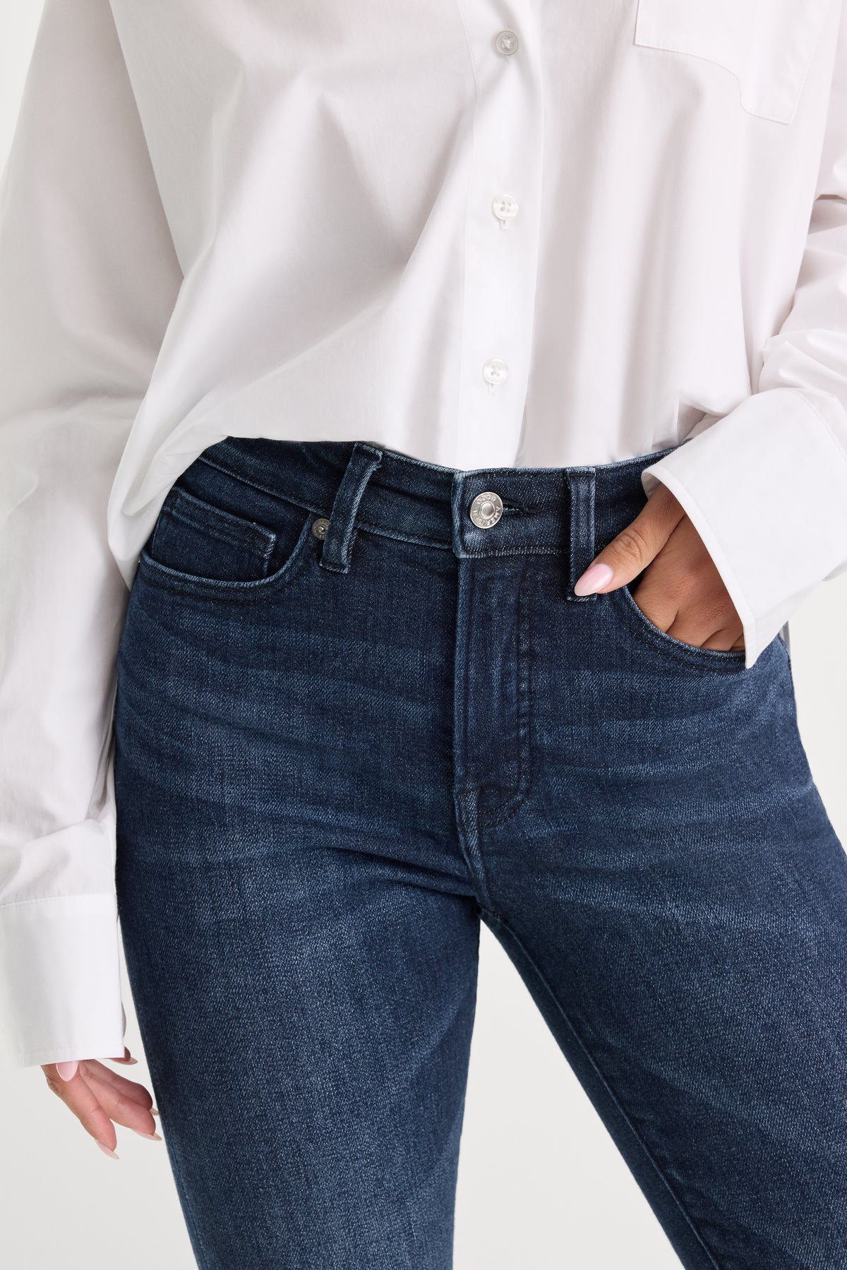 GOOD PETITE STRAIGHT JEANS | ATLAS BLUE-4 | GOOD AMERICAN | MODEL