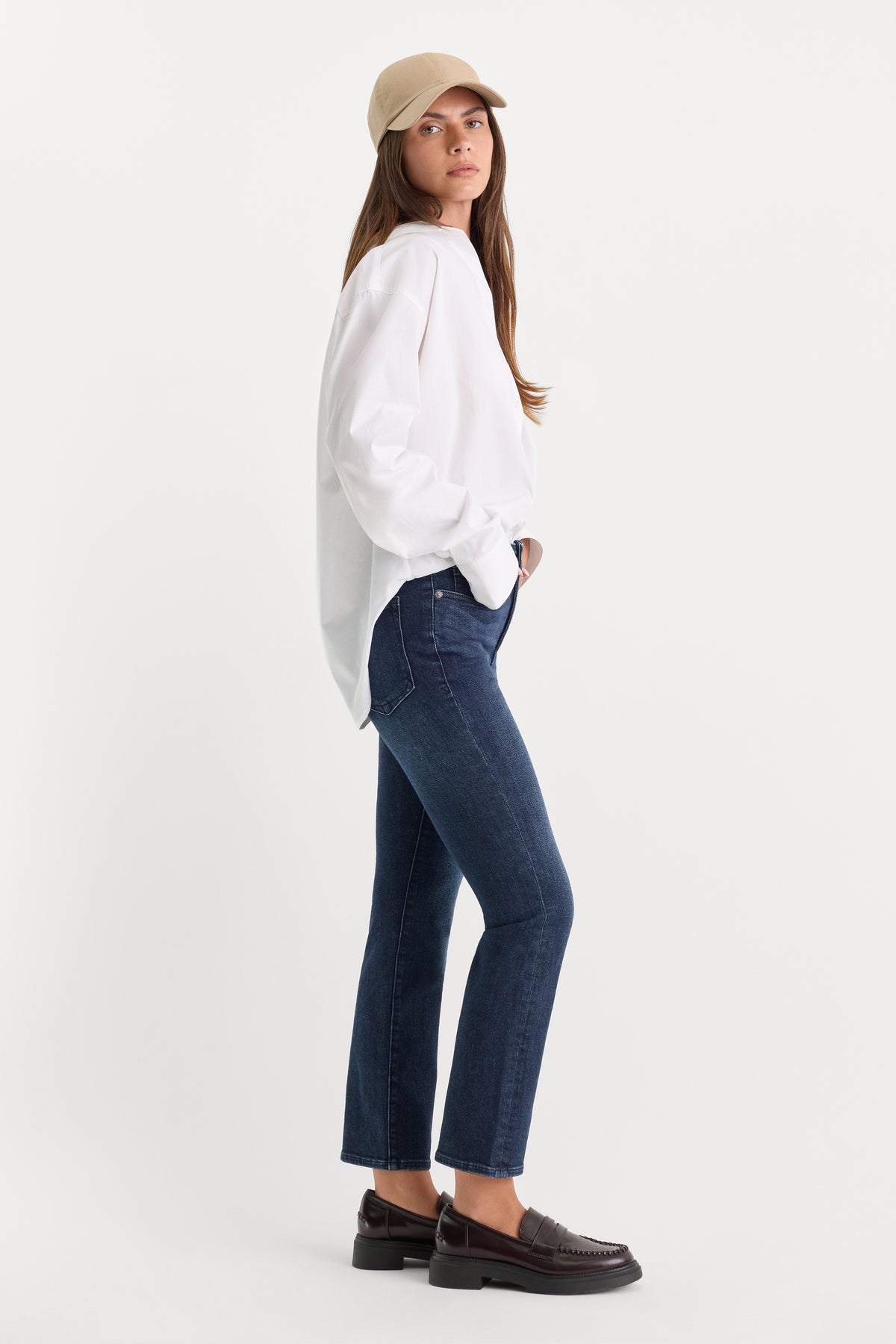 GOOD PETITE STRAIGHT JEANS | ATLAS BLUE-2 | GOOD AMERICAN | MODEL