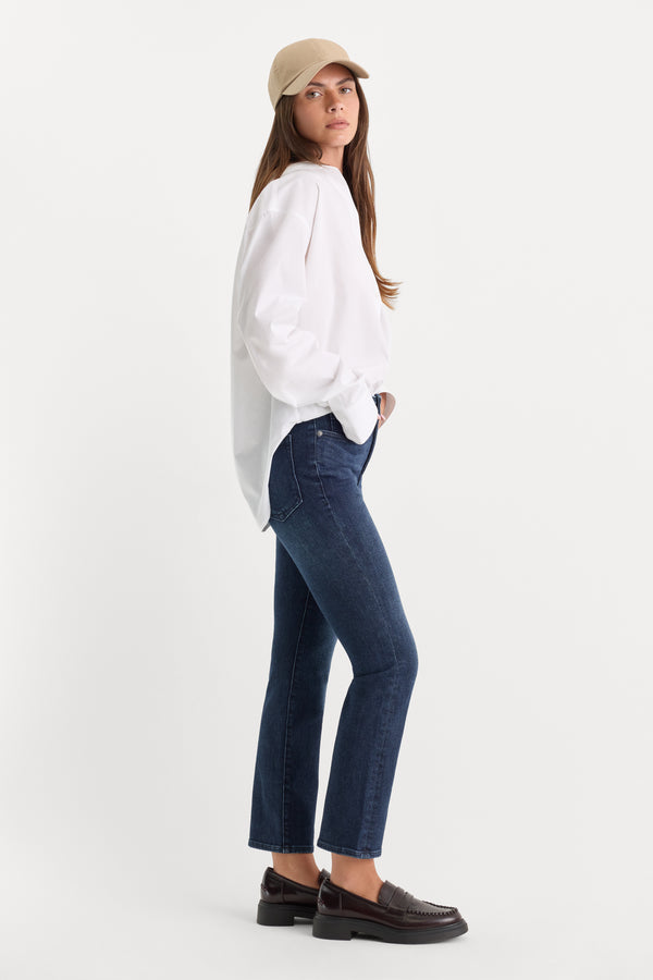 GOOD PETITE STRAIGHT JEANS | ATLAS BLUE-2 | GOOD AMERICAN | MODEL