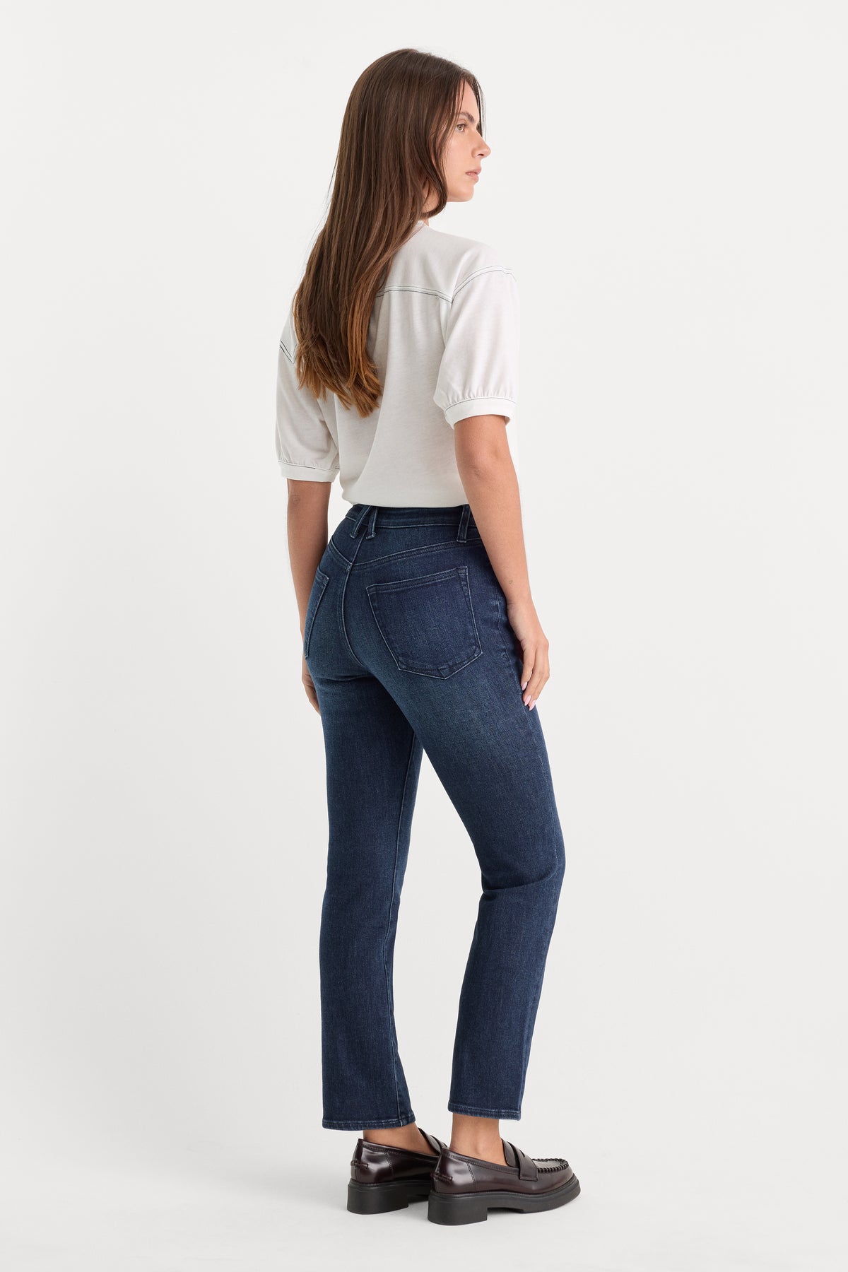 GOOD PETITE STRAIGHT JEANS | ATLAS BLUE-5 | GOOD AMERICAN | MODEL