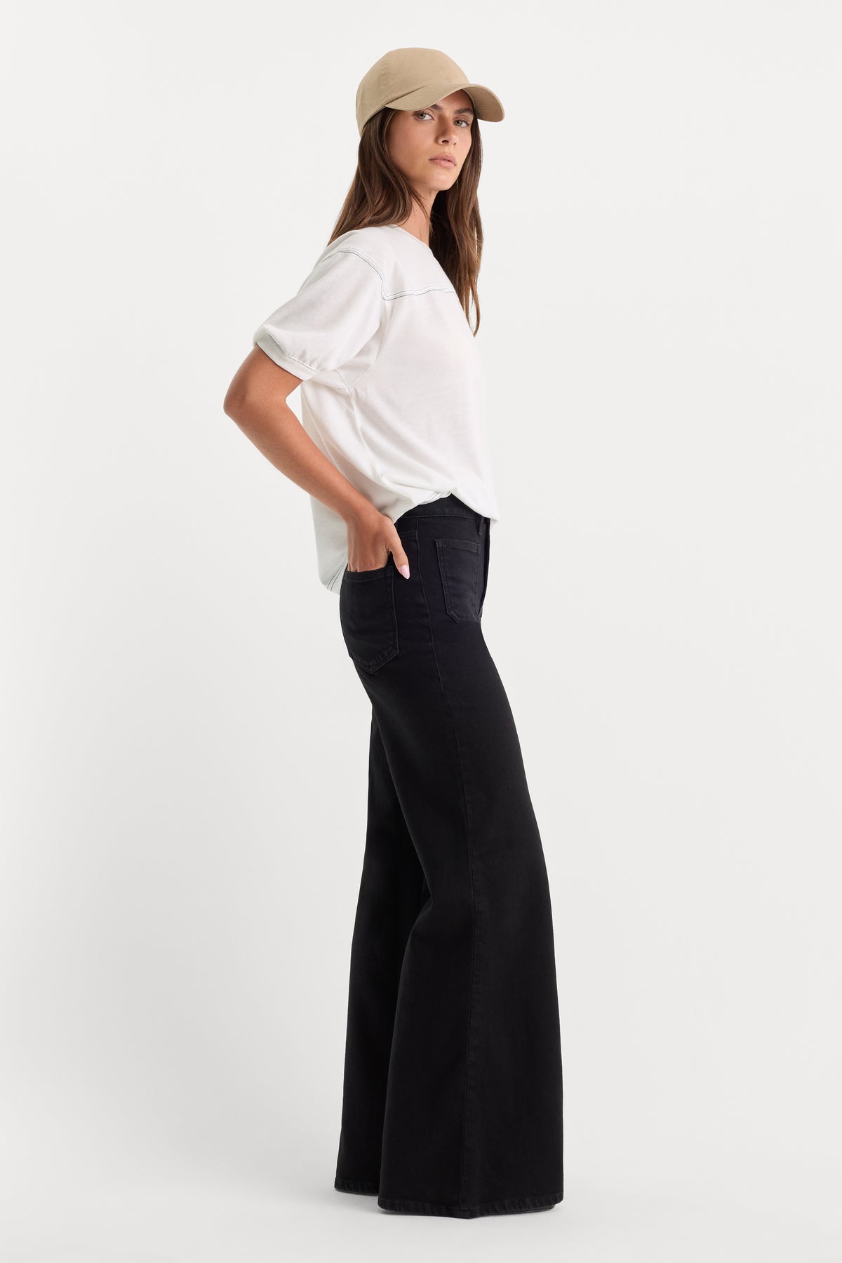 PATCH POCKET GOOD WAIST PALAZZO JEANS | BLACK001-4 | GOOD AMERICAN | MODEL