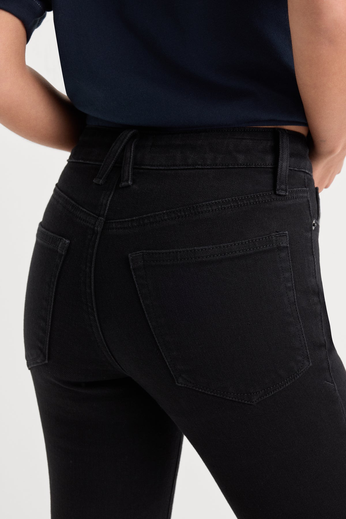 SOFT TECH GOOD LEGS STRAIGHT JEANS|BLACK001-6 | GOOD AMERICAN | MODEL
