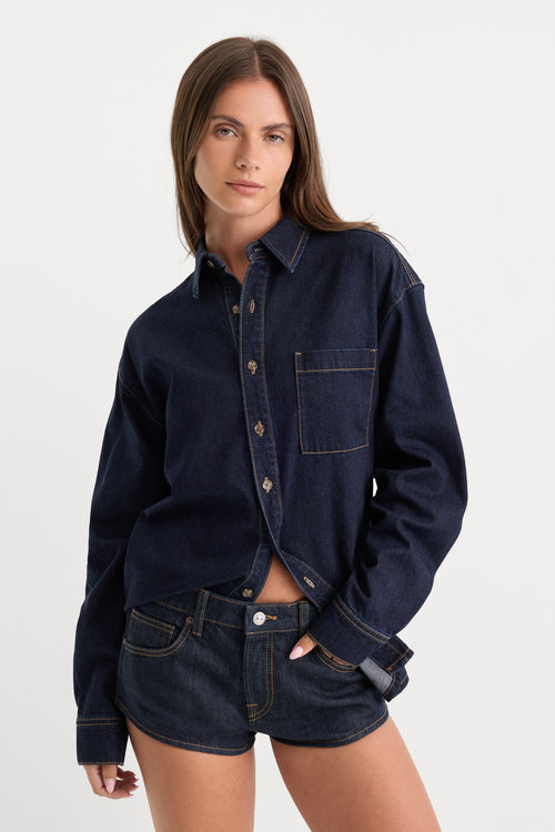 THE DENIM EASY SHIRT | INDIGO1389-1 | GOOD AMERICAN | MODEL