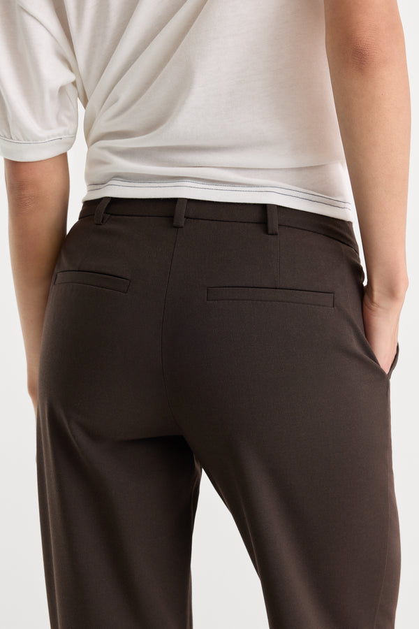 THE LOW RISE STRAIGHT LEG TROUSER | ESPRESSO-2 | GOOD AMERICAN | MODEL