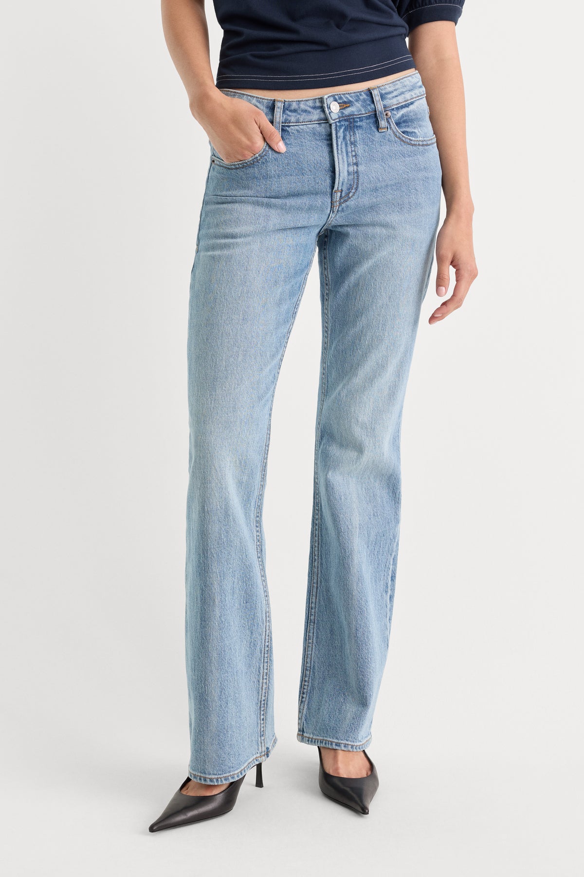 VINTAGE LOW RISE BOOTCUT JEANS | AMBER-2 | GOOD AMERICAN | MODEL