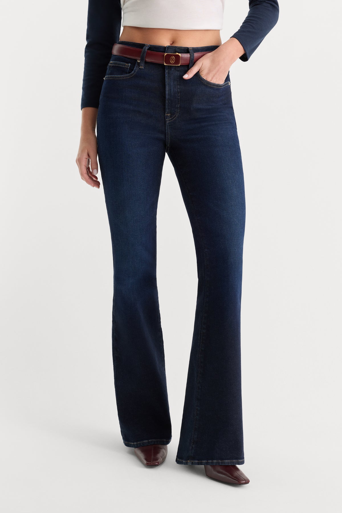 GOOD LEGS FLARE JEANS | INDIGO1308-4 | GOOD AMERICAN | MODEL