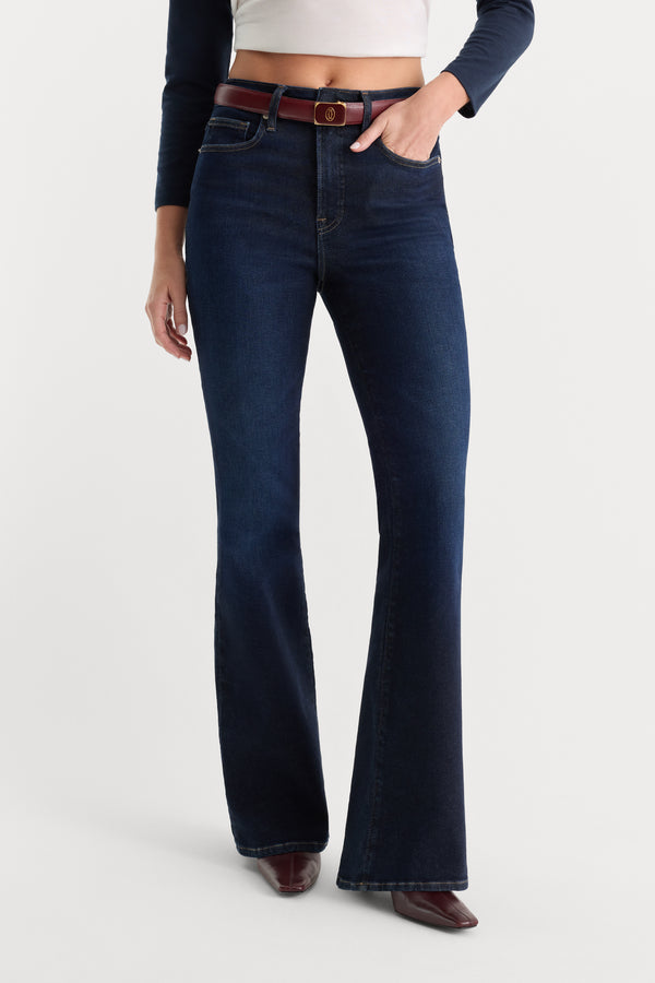 GOOD LEGS FLARE JEANS | INDIGO1308-4 | GOOD AMERICAN | MODEL