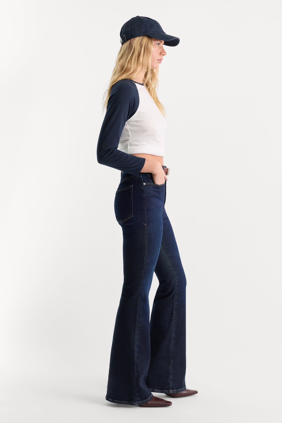 GOOD LEGS FLARE JEANS | INDIGO1308-5 | GOOD AMERICAN | MODEL