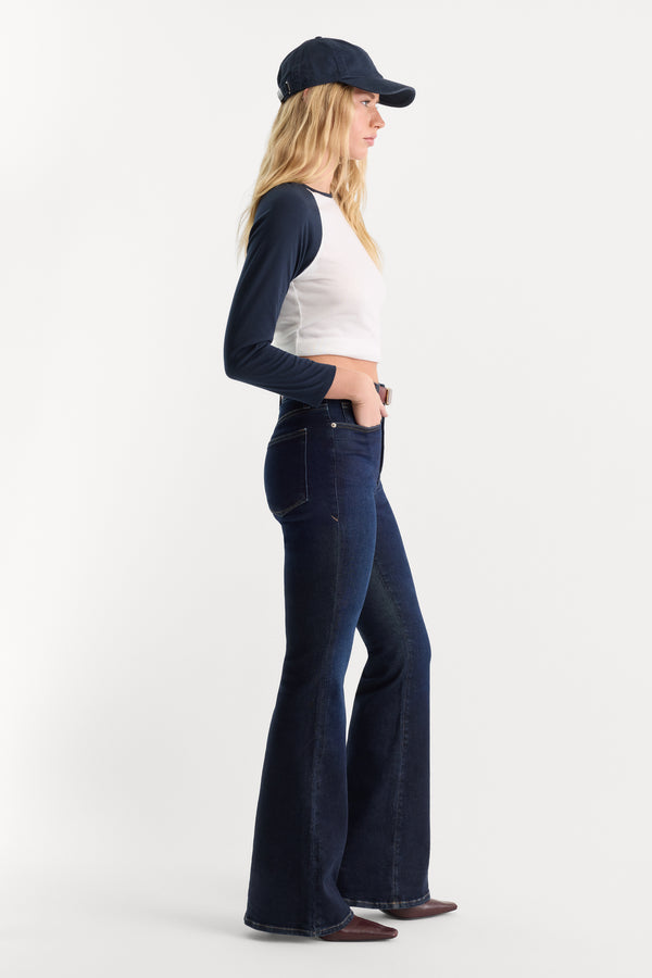 GOOD LEGS FLARE JEANS | INDIGO1308-5 | GOOD AMERICAN | MODEL