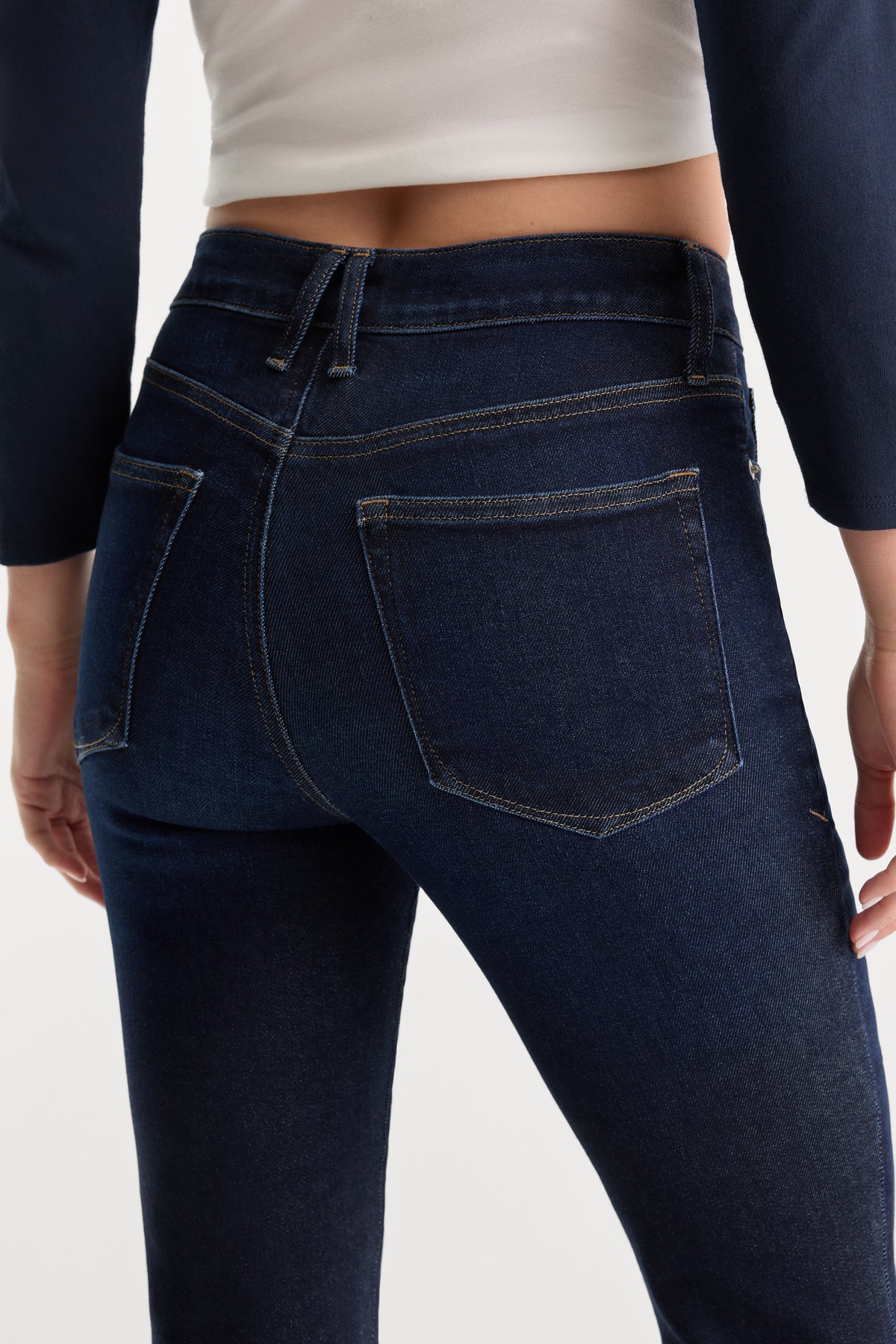 GOOD LEGS FLARE JEANS | INDIGO1308-8 | GOOD AMERICAN | MODEL