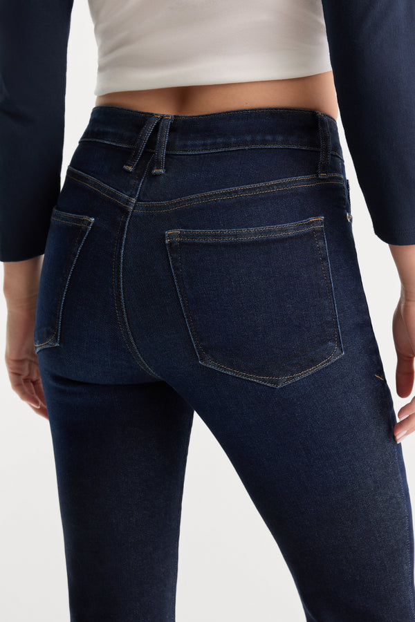 GOOD LEGS FLARE JEANS | INDIGO1308-8 | GOOD AMERICAN | MODEL