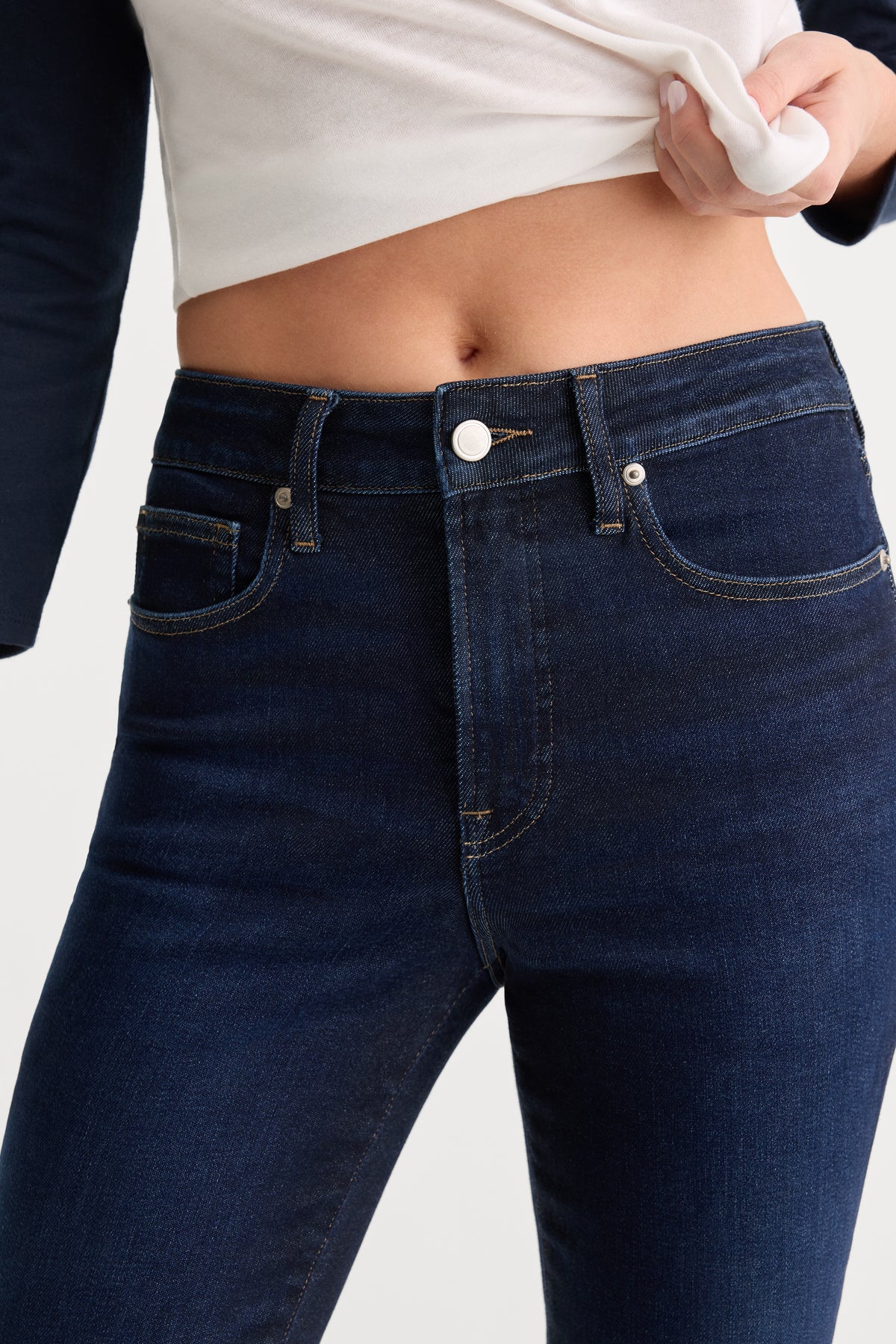 GOOD LEGS FLARE JEANS | INDIGO1308-6 | GOOD AMERICAN | MODEL