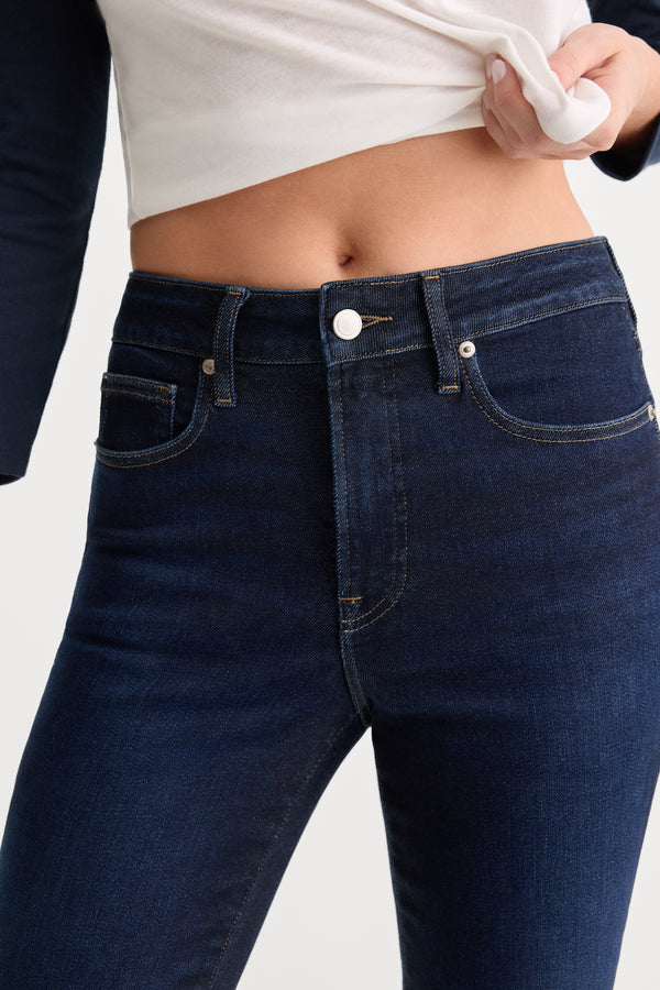 GOOD LEGS FLARE JEANS | INDIGO1308-6 | GOOD AMERICAN | MODEL