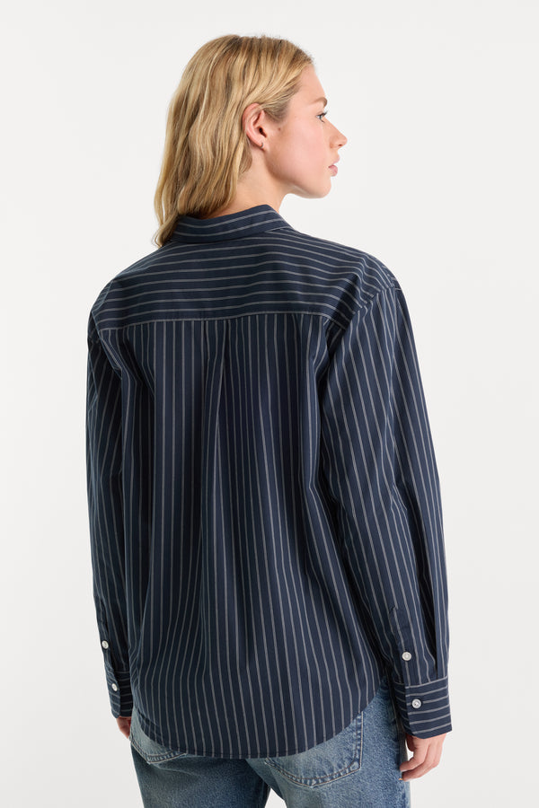 THE POPLIN EASY SHIRT | NAVY STRIPE-4 | GOOD AMERICAN | MODEL