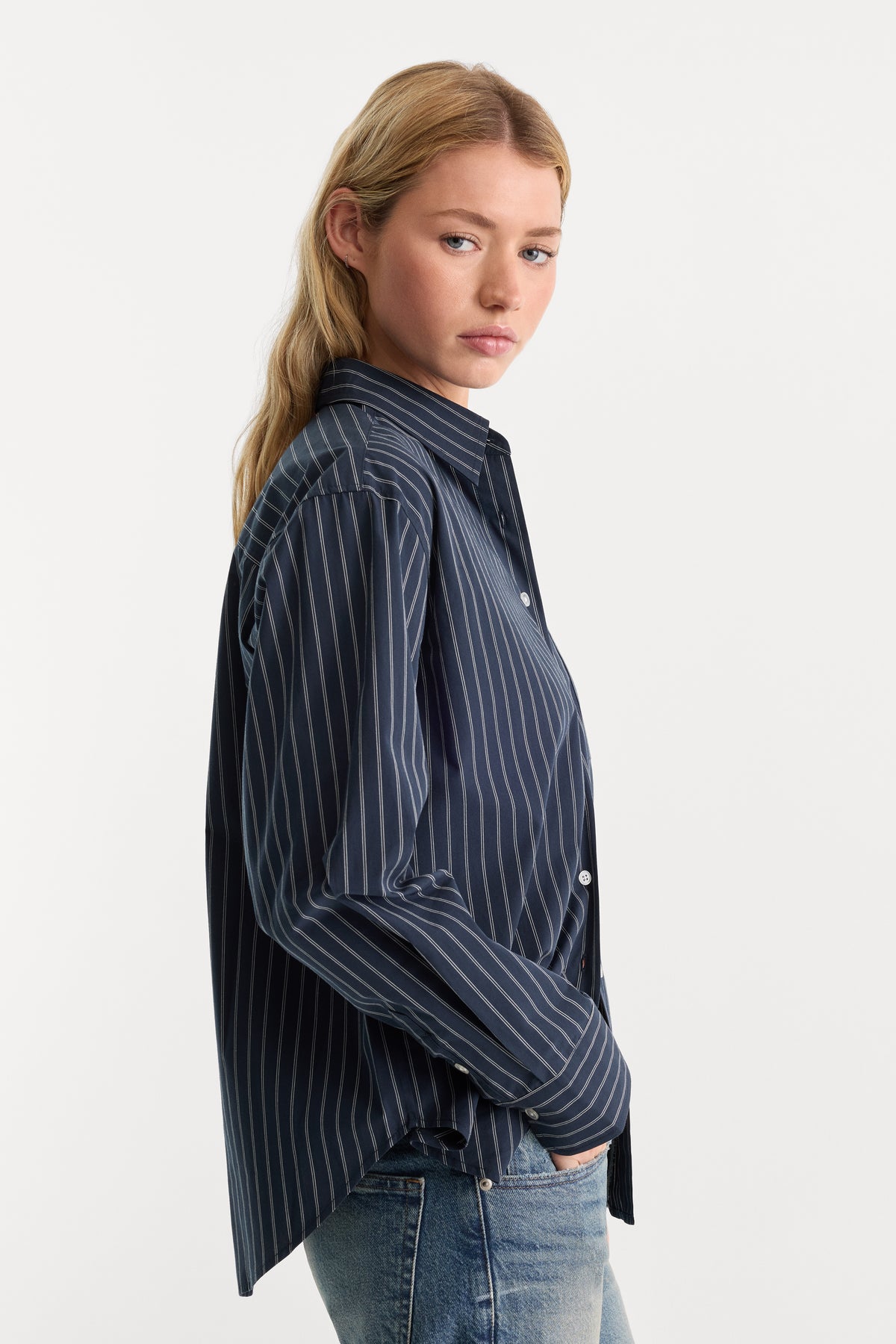 THE POPLIN EASY SHIRT | NAVY STRIPE-3 | GOOD AMERICAN | MODEL