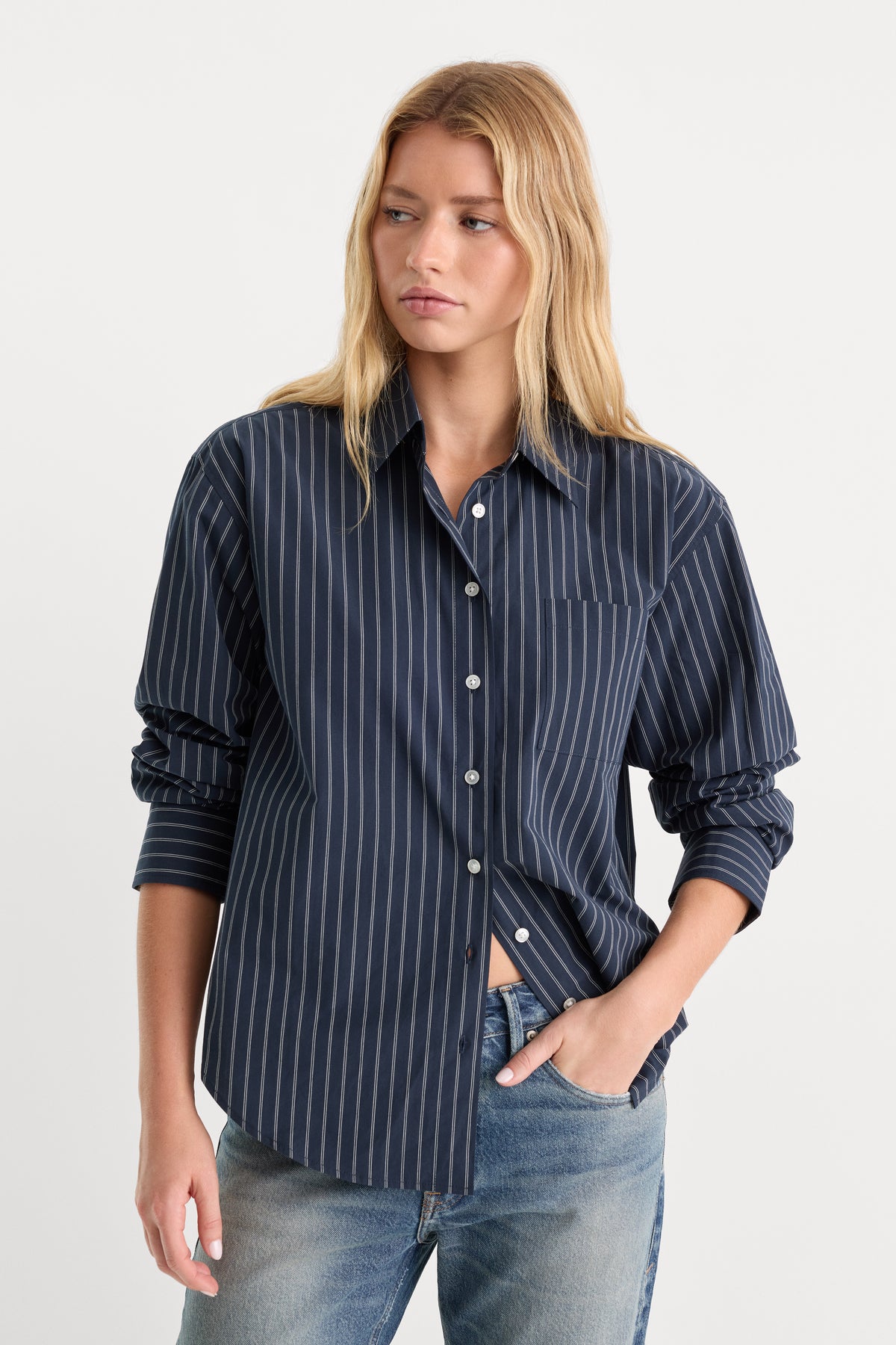 THE POPLIN EASY SHIRT | NAVY STRIPE-1 | GOOD AMERICAN | MODEL