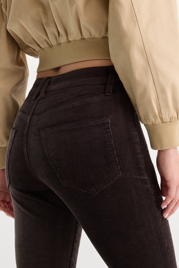 GOOD CLASSIC BOOTCUT CORDUROY PANT | ESPRESSO-6 | GOOD AMERICAN | MODEL