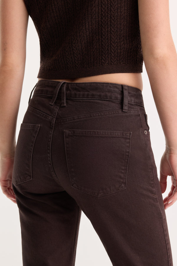 VINTAGE STRAIGHT JEANS | ESPRESSO-6 | GOOD AMERICAN | MODEL