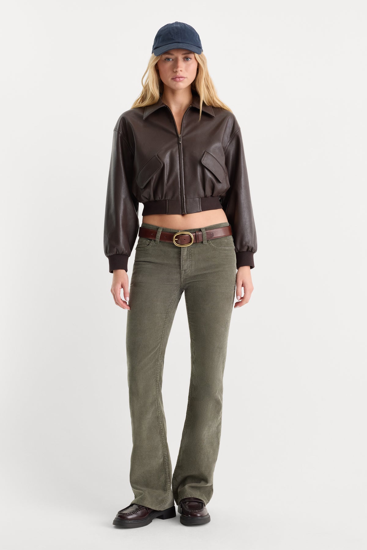 VINTAGE LOW RISE BOOTCUT CORDUROY PANT | WASHED CYPRESS-1 | GOOD AMERICAN | MODEL