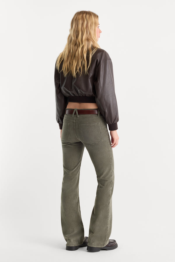 VINTAGE LOW RISE BOOTCUT CORDUROY PANT | WASHED CYPRESS-5 | GOOD AMERICAN | MODEL
