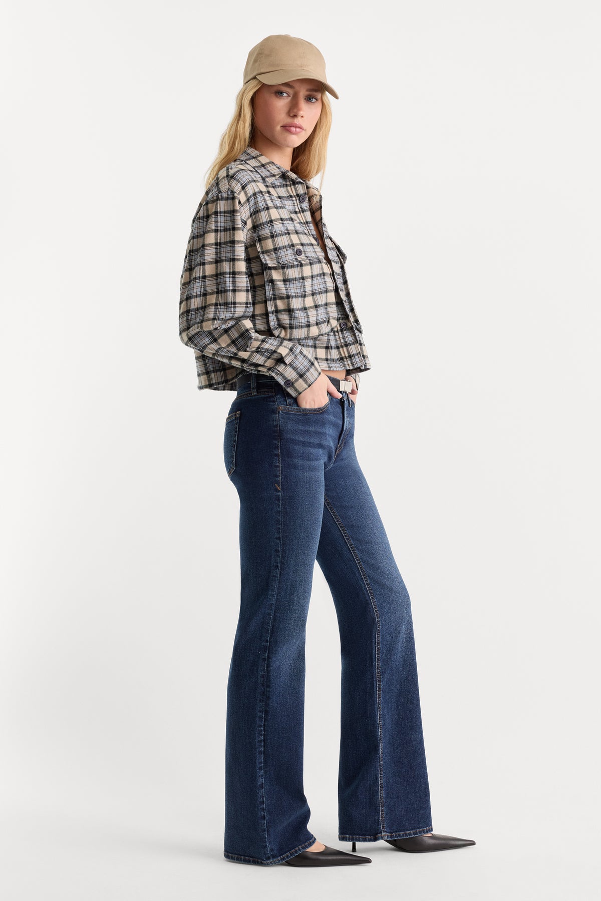 GOOD LOW RISE BOOTCUT JEANS | UMBER-2 | GOOD AMERICAN | MODEL