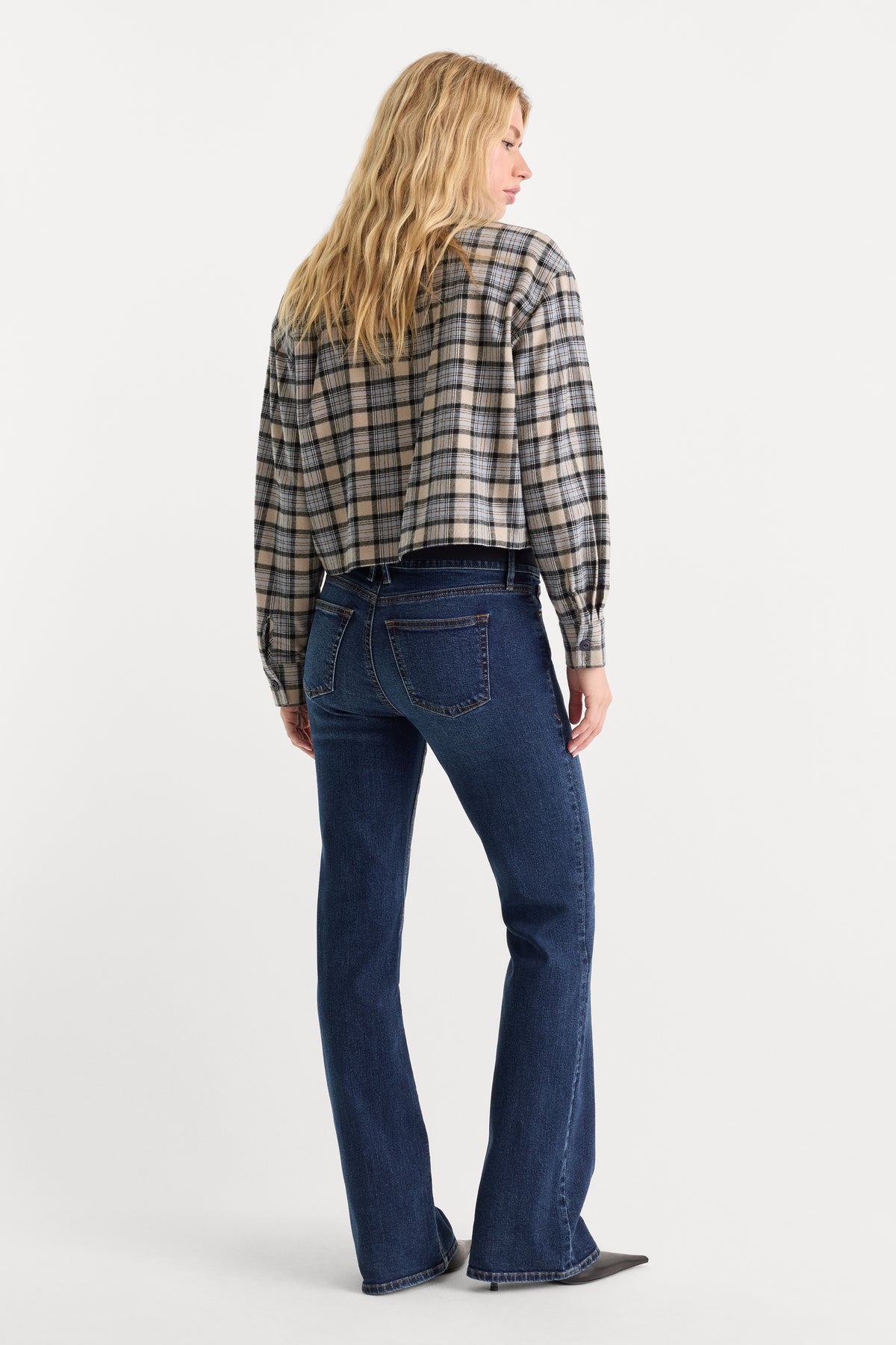 GOOD LOW RISE BOOTCUT JEANS | UMBER-5 | GOOD AMERICAN | MODEL