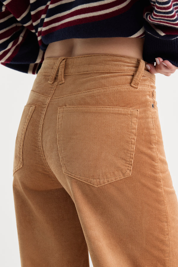 VINTAGE WIDE CORDUROY PANT | CAFE CLAY-6 | GOOD AMERICAN | MODEL