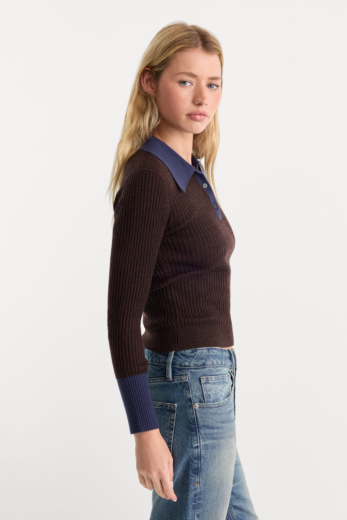 THE KNIT POLO SWEATER | ESPRESSO-3 | GOOD AMERICAN | MODEL