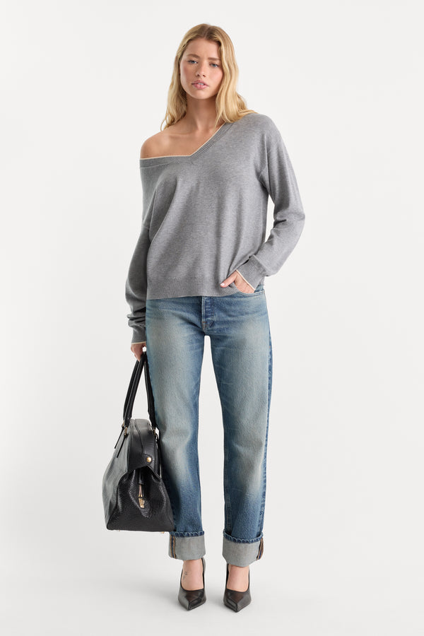THE COZY V NECK SWEATER | HEATHER GREY001-5 | GOOD AMERICAN | MODEL