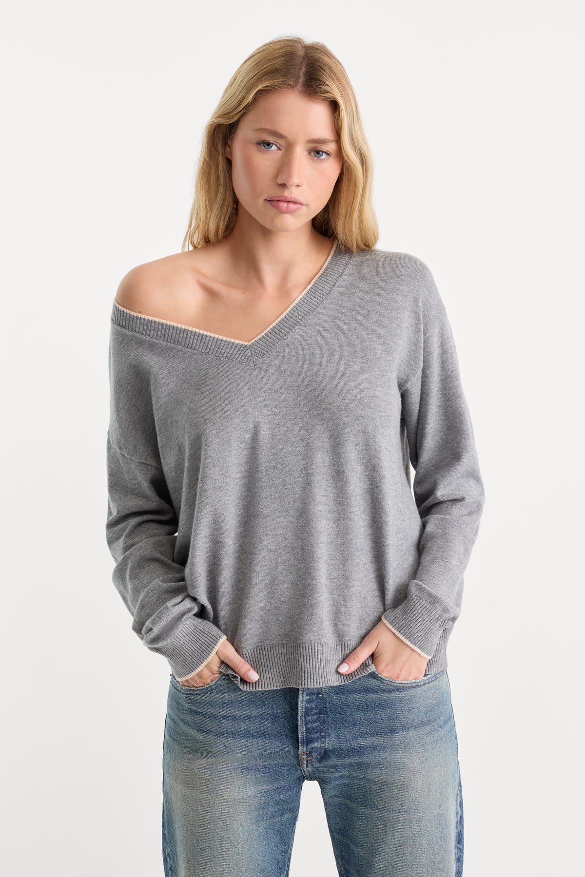 THE COZY V NECK SWEATER | HEATHER GREY001-3 | GOOD AMERICAN | MODEL