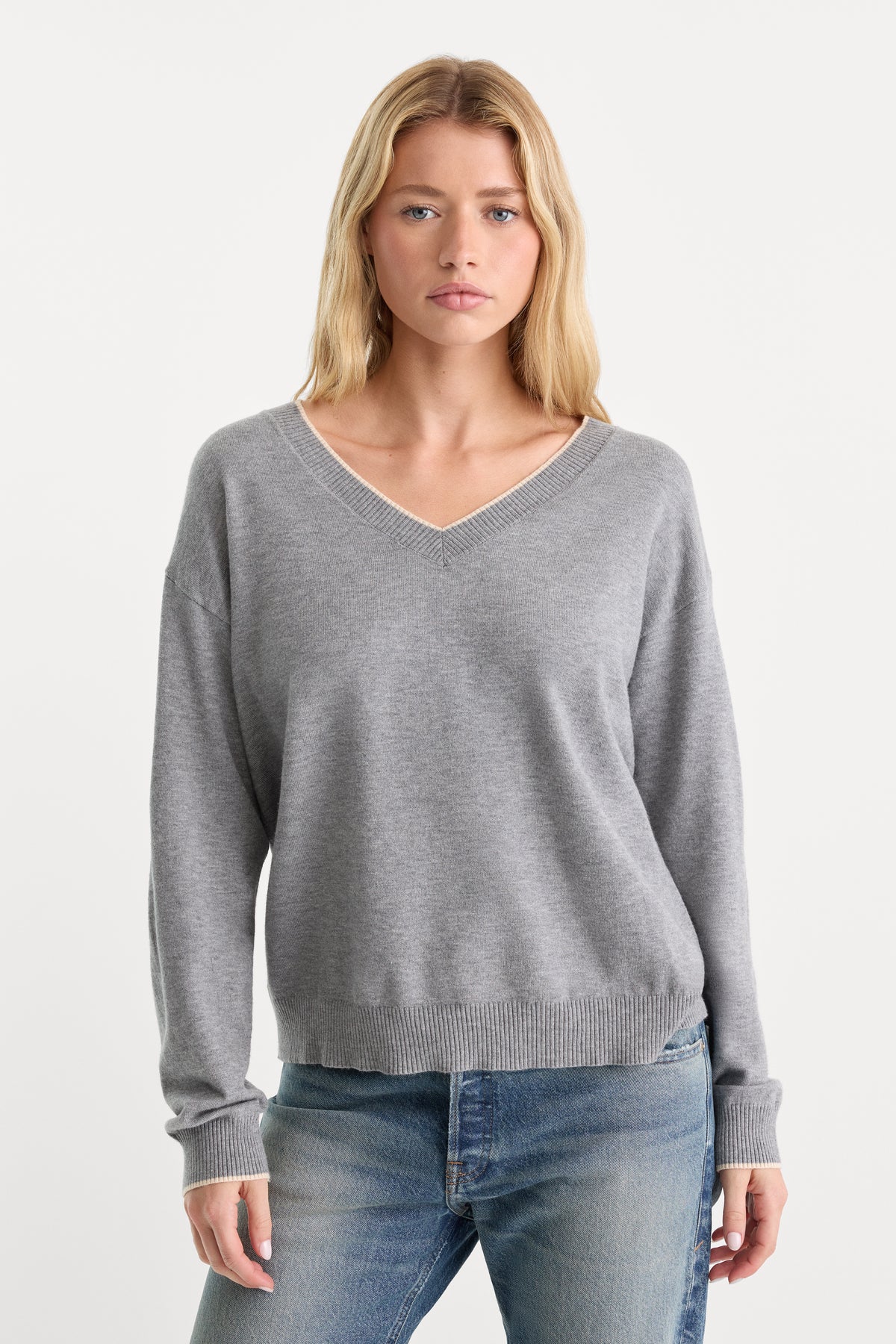 THE COZY V NECK SWEATER | HEATHER GREY001-1 | GOOD AMERICAN | MODEL
