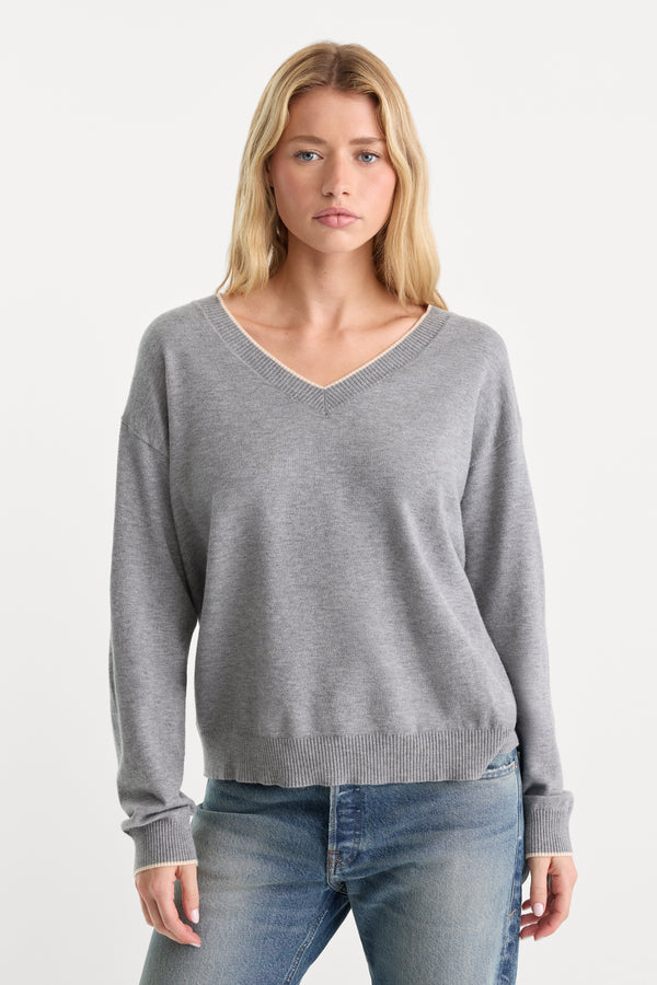 THE COZY V NECK SWEATER | HEATHER GREY001-1 | GOOD AMERICAN | MODEL