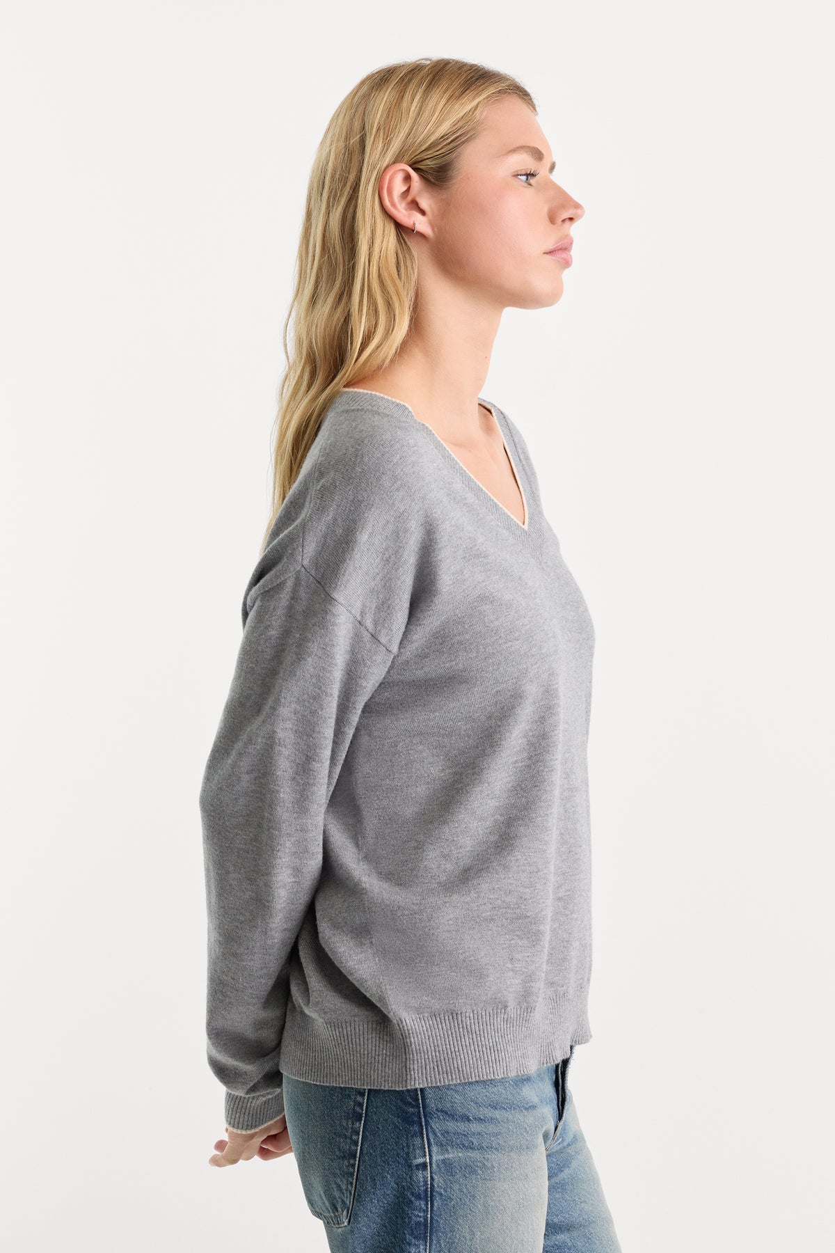 THE COZY V NECK SWEATER | HEATHER GREY001-4 | GOOD AMERICAN | MODEL