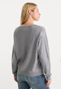 THE COZY V NECK SWEATER | HEATHER GREY001-2 | GOOD AMERICAN | MODEL