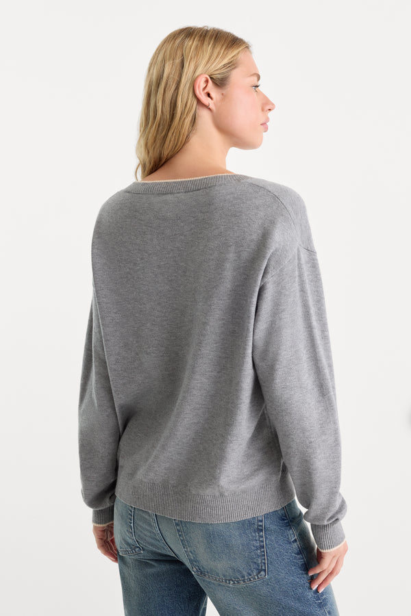 THE COZY V NECK SWEATER | HEATHER GREY001-2 | GOOD AMERICAN | MODEL