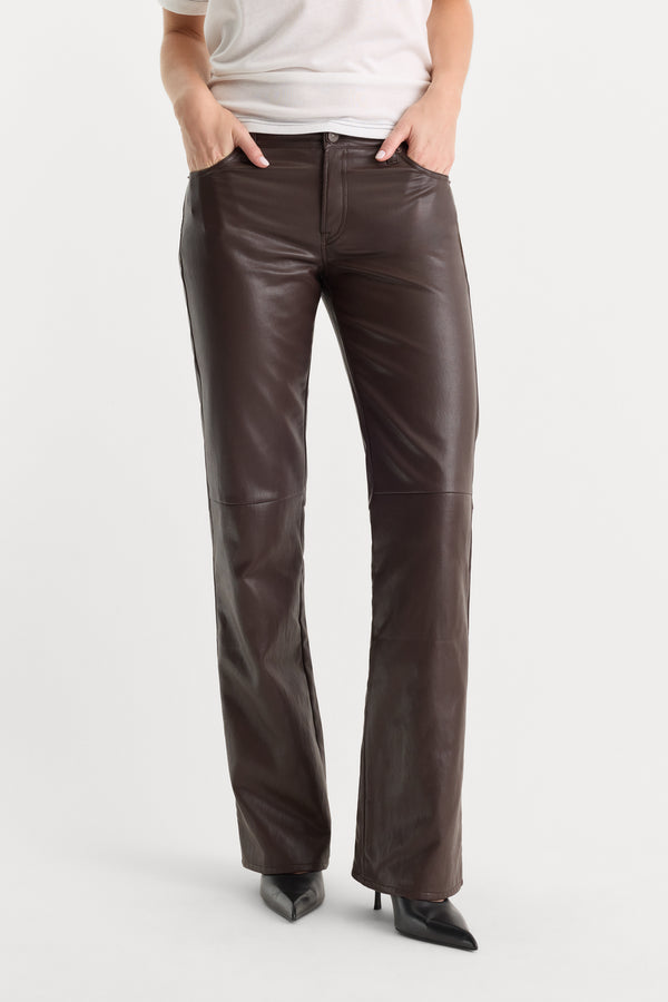 BETTER THAN LEATHER LOW RISE BOOTCUT PANT | ESPRESSO-3 | GOOD AMERICAN | MODEL