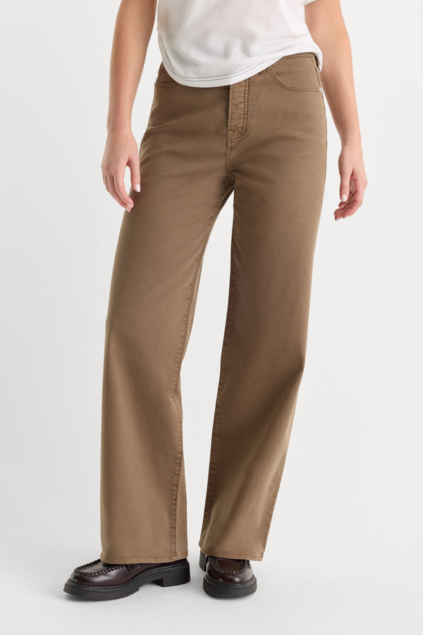 TWILL VINTAGE WIDE PANT | TEA BARK-2 | GOOD AMERICAN | MODEL