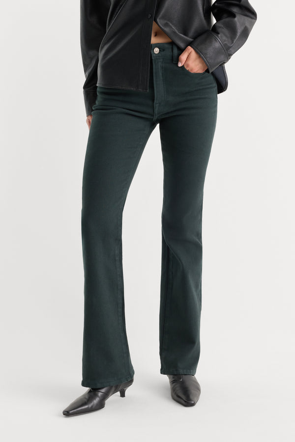 GOOD CLASSIC BOOTCUT JEANS | FOREST GREEN-2 | GOOD AMERICAN | MODEL