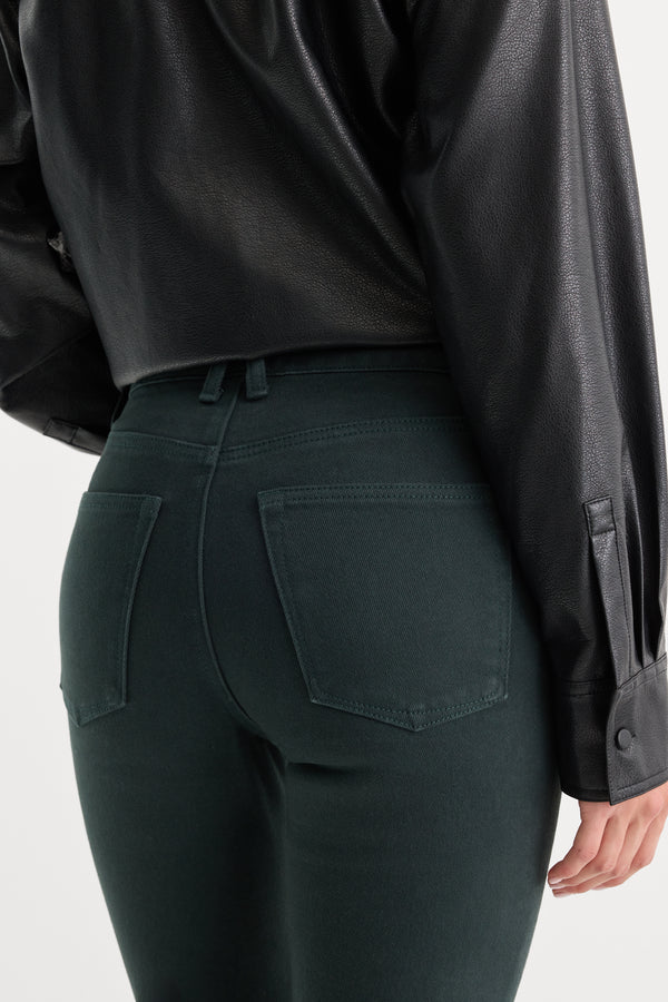 GOOD CLASSIC BOOTCUT JEANS | FOREST GREEN-6 | GOOD AMERICAN | MODEL