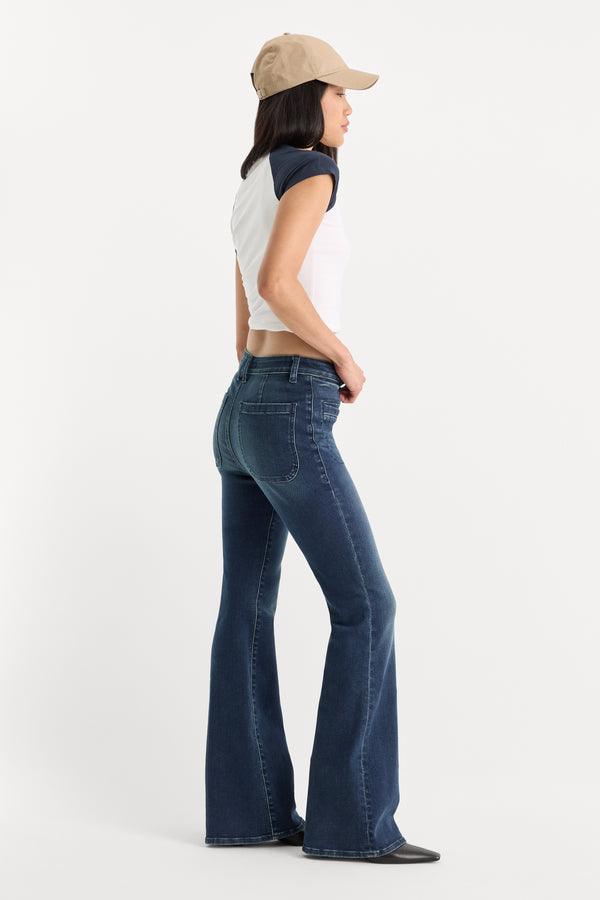 GOOD LEGS FLARE JEANS | LYRICAL-3 | GOOD AMERICAN | MODEL
